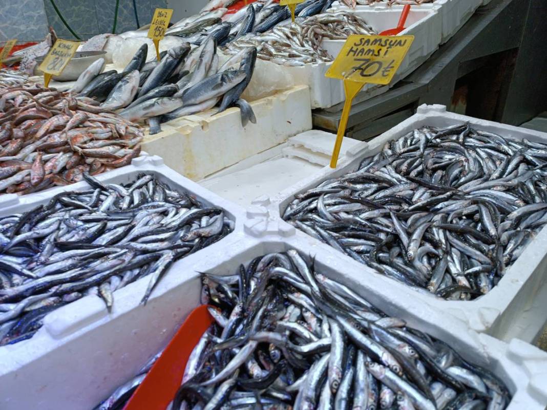 Tezgahların en ucuzu hamsi bile alev alev cep yakıyor! Bir günde yüzde 75 zamlandı, çarşıya giden vatandaş eli boş döndü 35